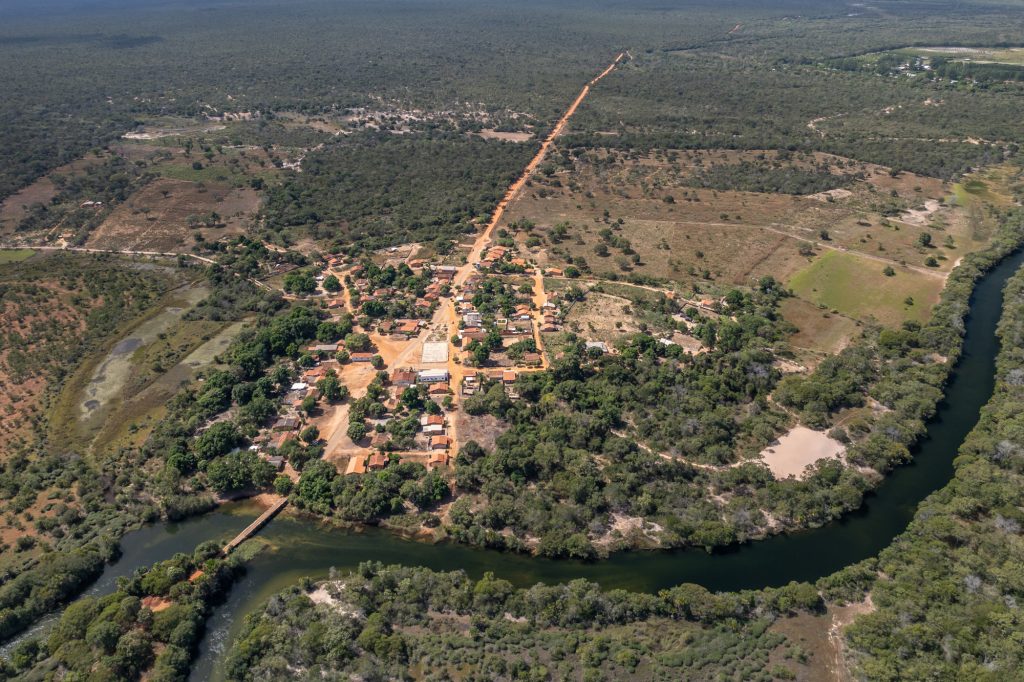 Vista aérea de povoado de São Marcelo, da comunidade geraizeira, no encontro dos rios Sapão e Preto, município de Formosa do Rio Preto, Bahia.