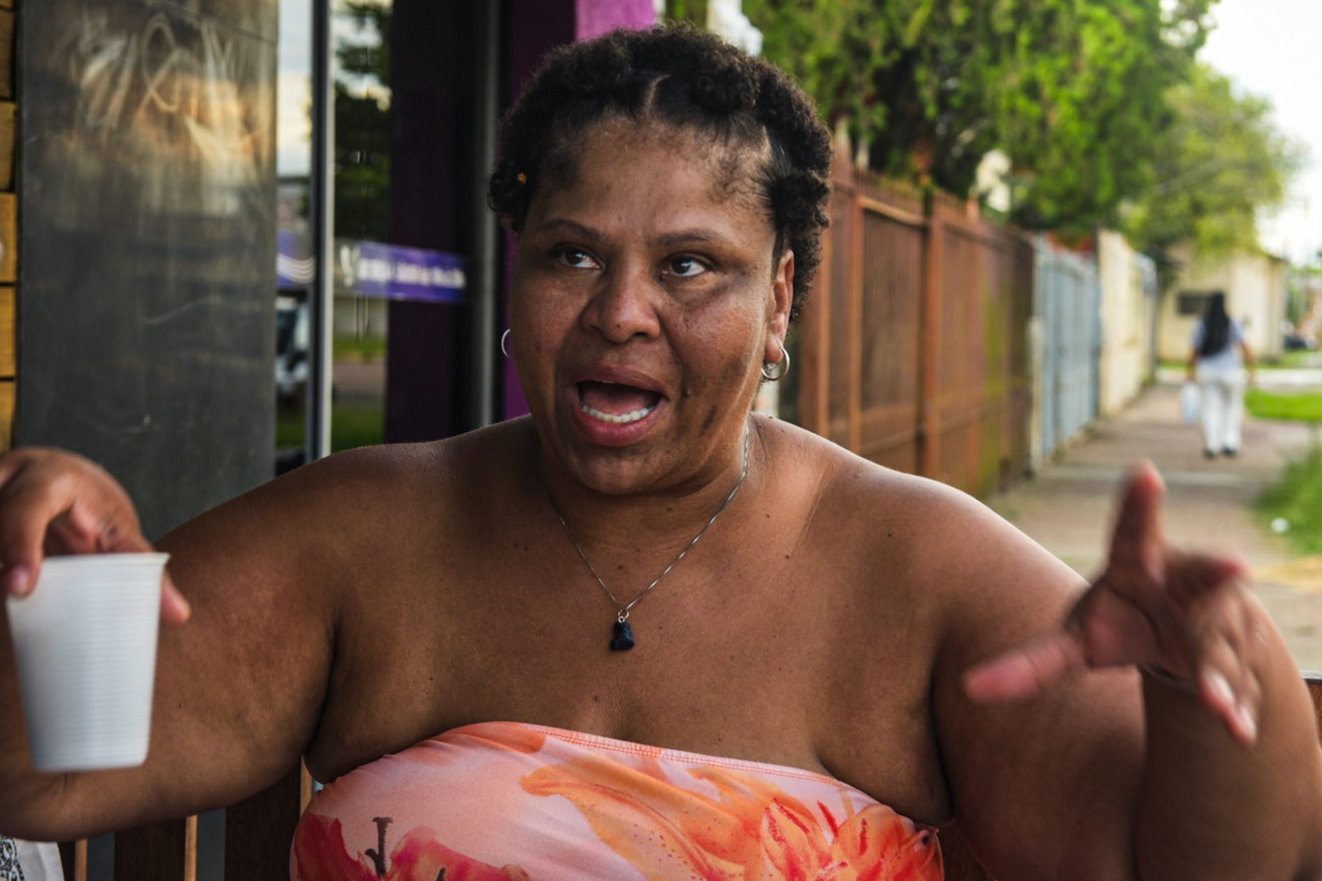 A rede elétrica local tem cortes de luz frequentes, segundo os moradores. “A energia cai o tempo todo, liga e desliga várias vezes ao longo do dia”, reclama Úrsula Silva Pedroso, de 48 anos, habitante da área central da cidade